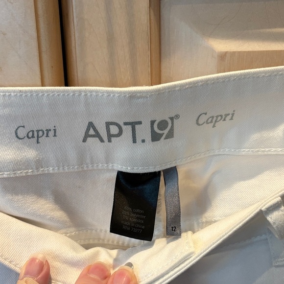 Apt. 9 Women's White Cuffed Capri Jeans Size 12 - Picture 2 of 10